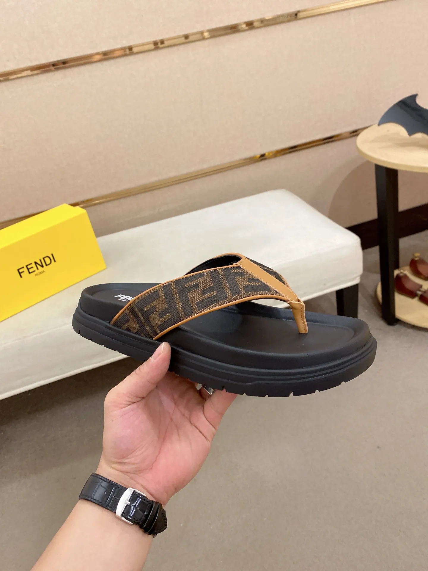 Factory price: 320💰 [Fendi Slippers] High-end brand of men's shoes, official website 1:1 latest masterpiece: original mold customization, the fabric is made of imported original materials, upgraded outsole, lighter and non-slip. The market's top quality, simple yet tasteful, a must-have for fashionistas, fashionable at your feet, full of confidence, the same style at the counter 👍The season of summer slippers is here. Code: 38-44 (45 is custom-made and cannot be returned or exchanged)